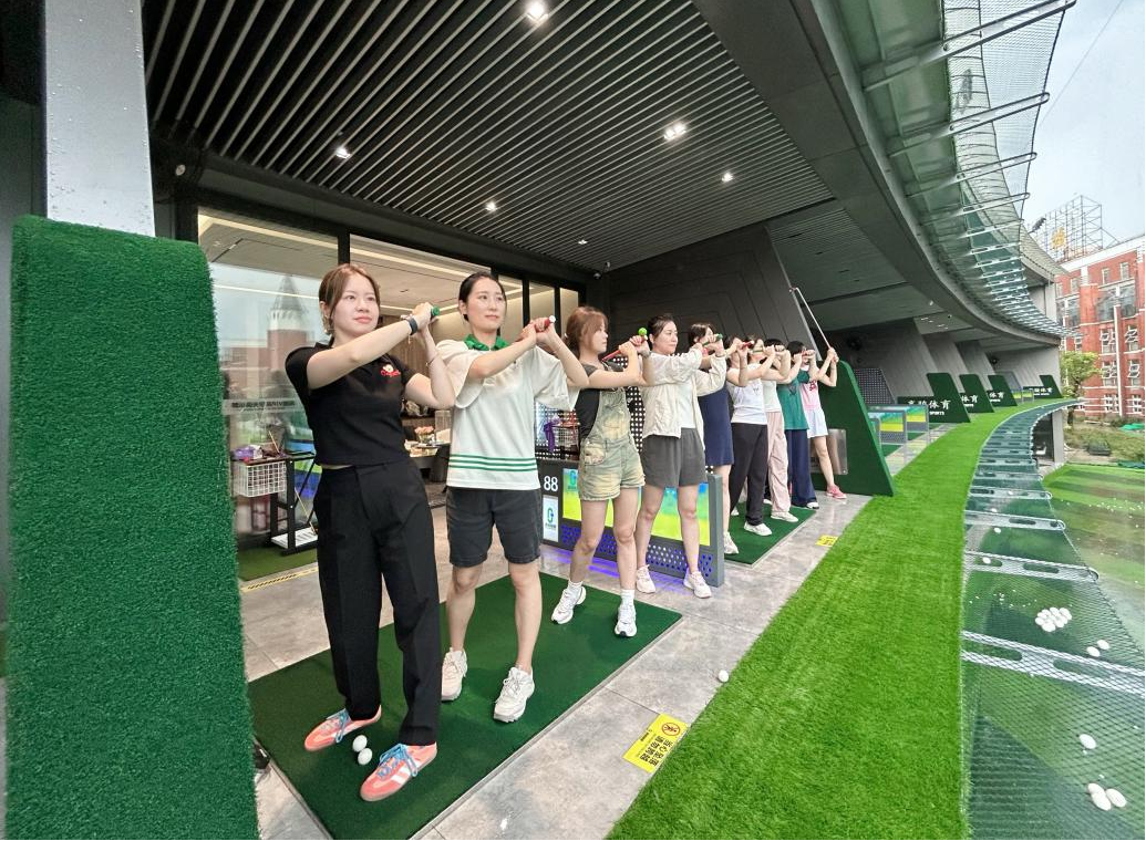 荷您共赴夏日之约-- 中荷人寿上海分公司开展高尔夫沙龙蜜丝会活动